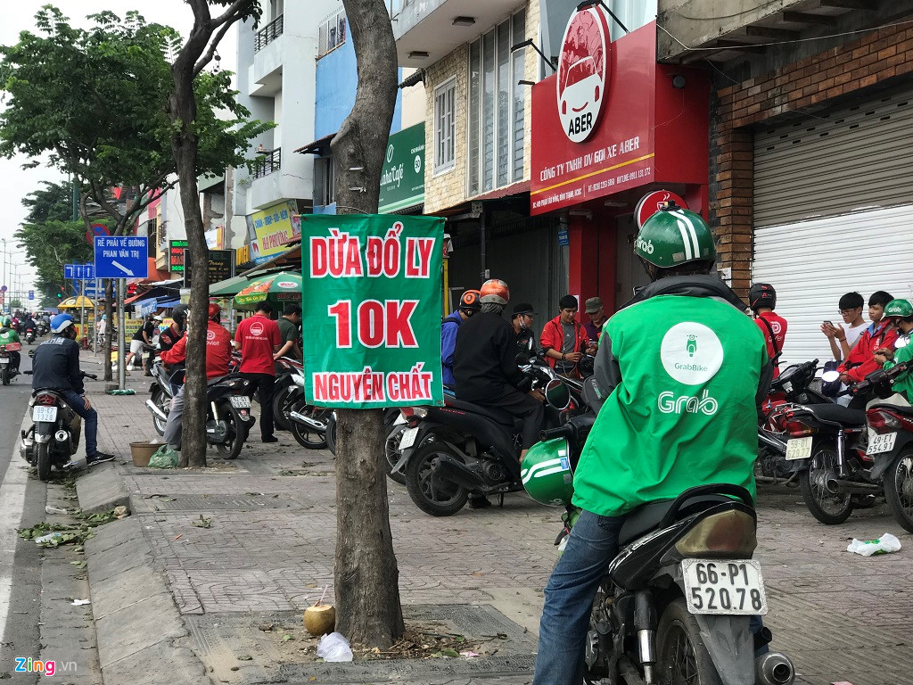 Aber tái xuất sau 2 tháng, tài xế Grab, Go-Viet lại chen chân đăng ký