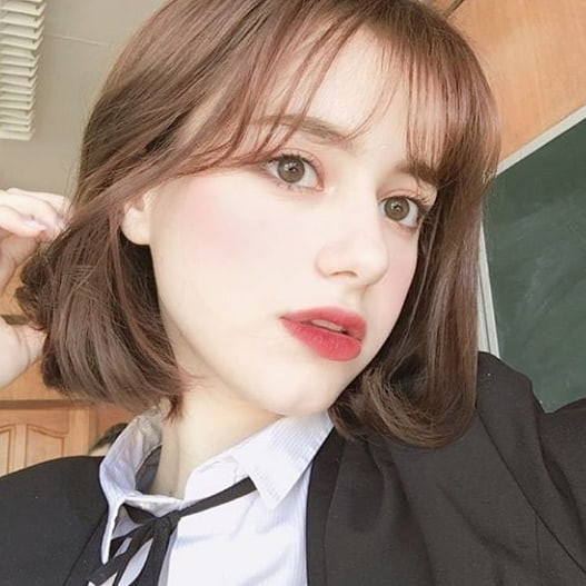 Hot girl Nga 10X được khen xinh như búp bê, giỏi 3 thứ tiếng