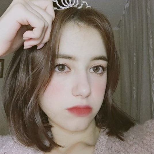 Hot girl Nga 10X được khen xinh như búp bê, giỏi 3 thứ tiếng