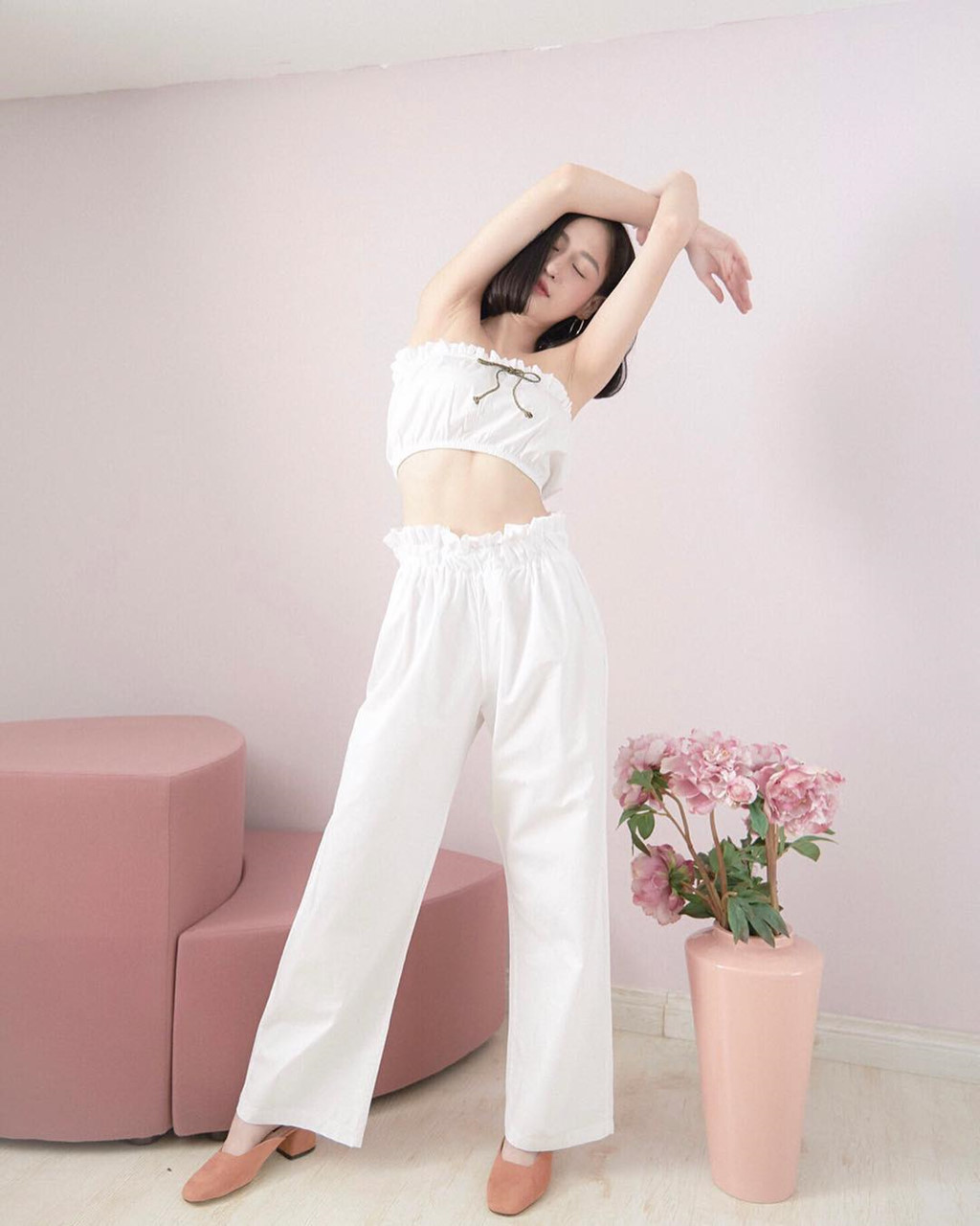 Hot girl Thái Lan có vòng eo con kiến, trẻ hơn nhiều so với tuổi 30