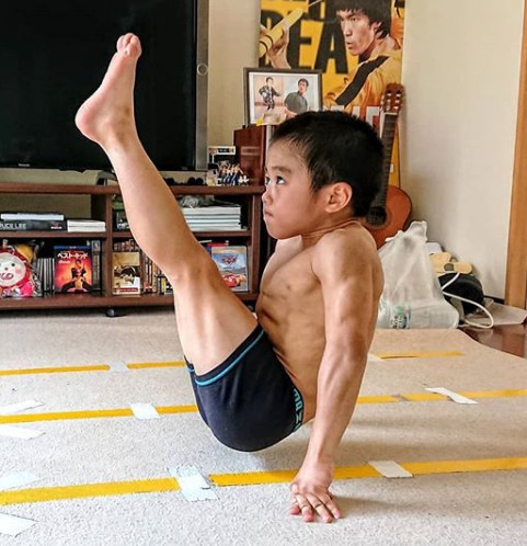 Lý Tiểu Long nhí: 5 tuổi có cơ bụng 6 múi, tập võ theo chế độ hà khắc