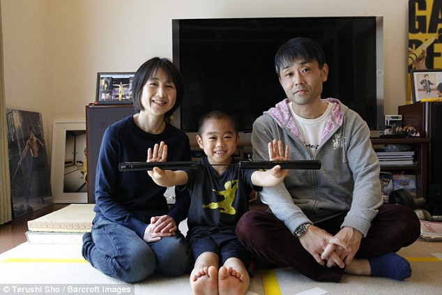 Lý Tiểu Long nhí: 5 tuổi có cơ bụng 6 múi, tập võ theo chế độ hà khắc