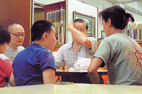 Mỹ nhân được Lưu Đức Hoa quỳ gối tỏ tình: Yêu phải bạn trai vũ phu, tuổi 50 sống cảnh khó khăn Mỹ nhân được Lưu Đức Hoa quỳ gối tỏ tình: Yêu phải bạn trai vũ phu, tuổi 50 sống cảnh khó khăn