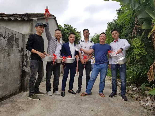 Quà cưới như thời ông bà anh của hội bạn thân lầy lội, tặng cả xoong nồi chày cối không thiếu thứ gì