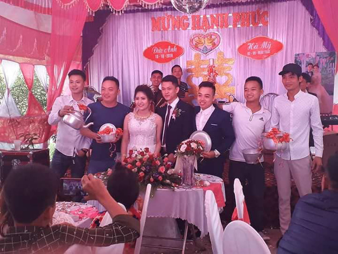 Quà cưới như thời ông bà anh của hội bạn thân lầy lội, tặng cả xoong nồi chày cối không thiếu thứ gì