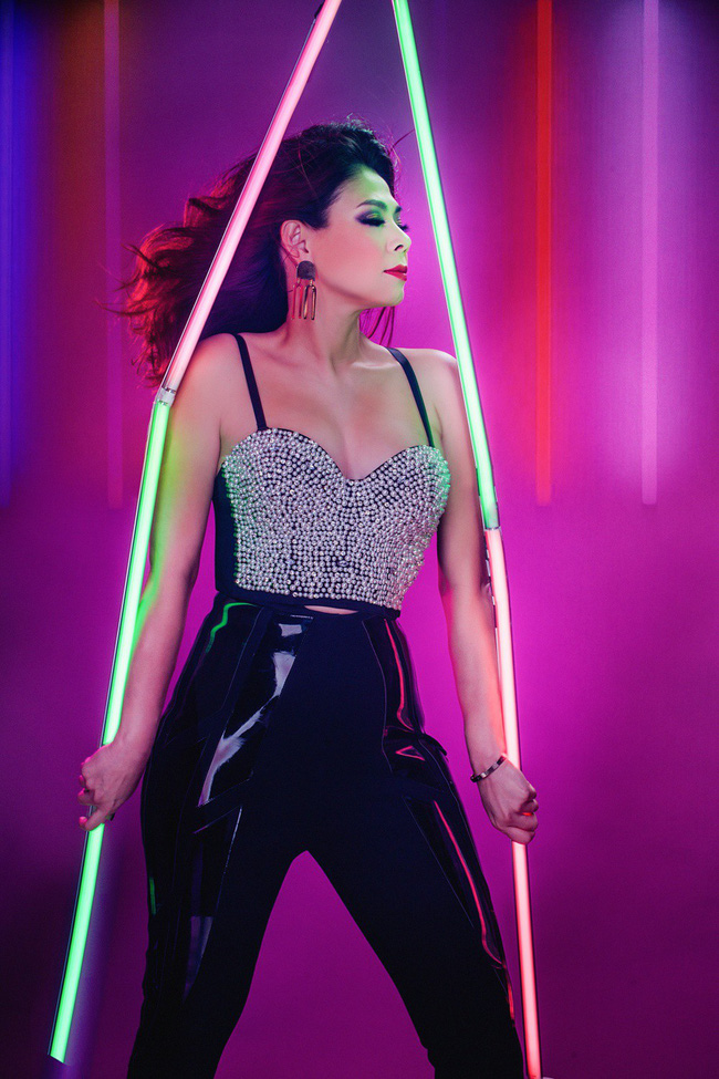 Thanh Thảo hở bạo, tự tin khoe ngực đầy sau khi sinh con đầu lòng