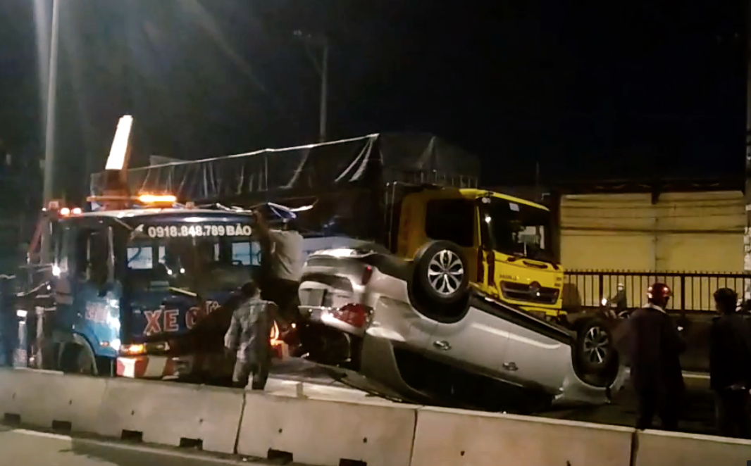 TP.HCM: Ô tô 7 chỗ bị xe tải đâm lật ngửa và văng nhiều mét, một em bé bị thương