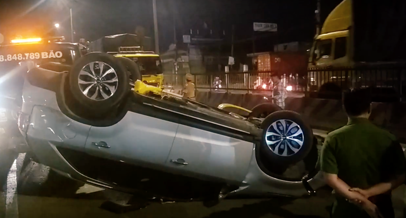 TP.HCM: Ô tô 7 chỗ bị xe tải đâm lật ngửa và văng nhiều mét, một em bé bị thương