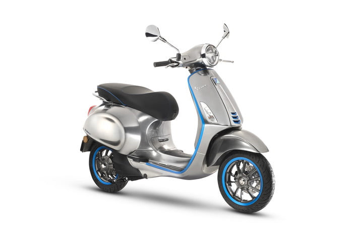 Vespa chạy điện đầu tiên mở bán, giá hơn 7.000 USD