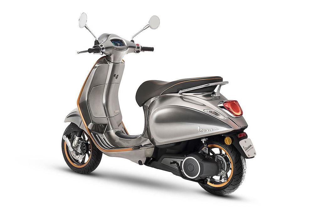 Vespa chạy điện đầu tiên mở bán, giá hơn 7.000 USD