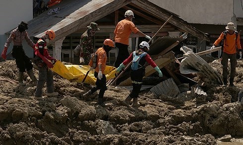 Indonesia kéo dài thời gian tìm kiếm nạn nhân động đất Indonesia kéo dài thời gian tìm kiếm nạn nhân động đất