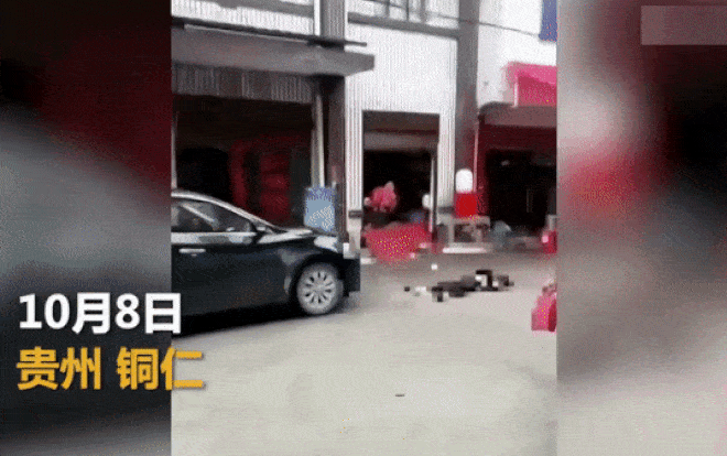 Cãi nhau, người đàn ông nhẫn tâm lái xe chèn qua người vợ tới 3 lần