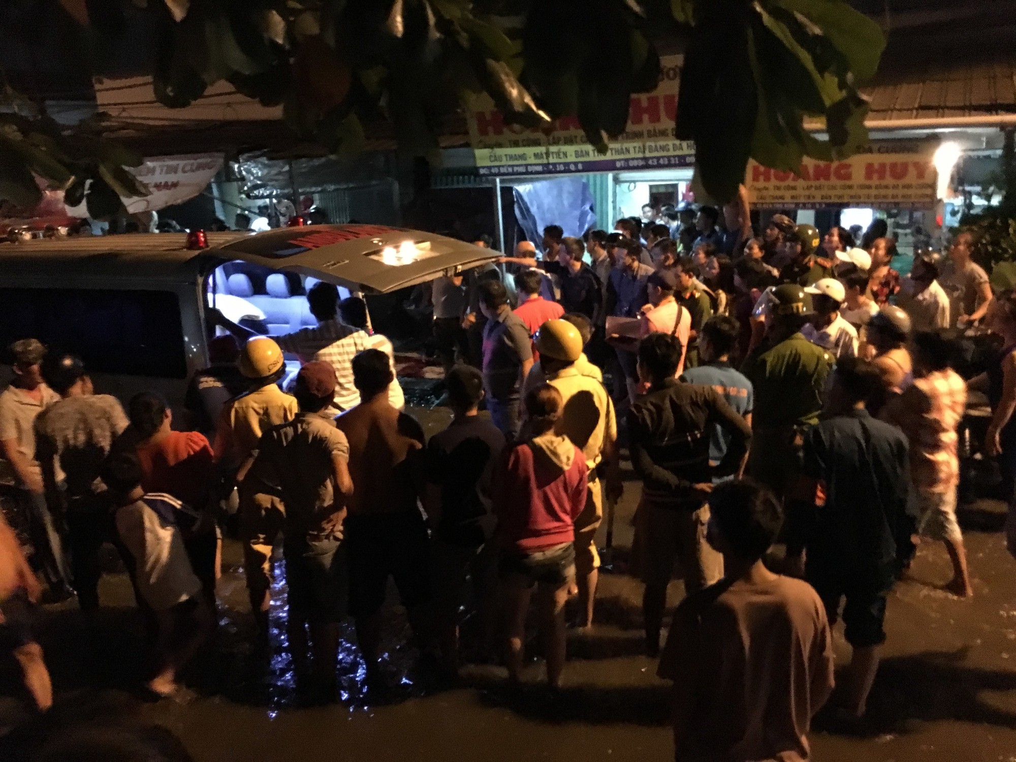 Hai đối tượng dùng hung khí truy sát thanh niên tử vong trên đường phố Sài Gòn