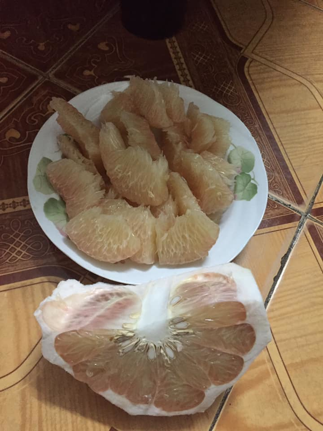 Hớn hở học theo clip dạy bóc bưởi không dính vỏ, cô gái trẻ bị mẹ mắng tơi bời vì quá sai