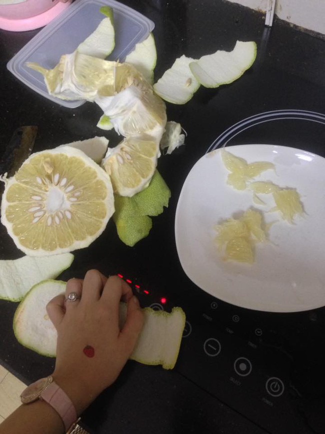 Hớn hở học theo clip dạy bóc bưởi không dính vỏ, cô gái trẻ bị mẹ mắng tơi bời vì quá sai