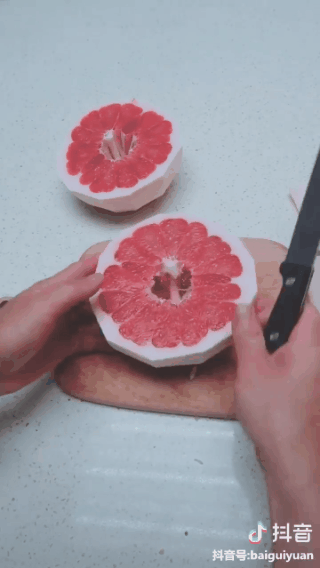 Hớn hở học theo clip dạy bóc bưởi không dính vỏ, cô gái trẻ bị mẹ mắng tơi bời vì quá sai