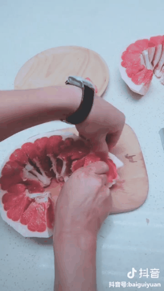 Hớn hở học theo clip dạy bóc bưởi không dính vỏ, cô gái trẻ bị mẹ mắng tơi bời vì quá sai