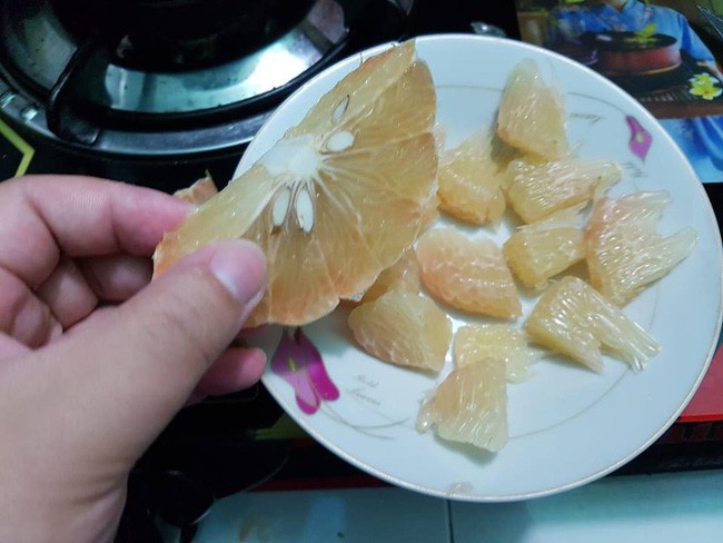 Hớn hở học theo clip dạy bóc bưởi không dính vỏ, cô gái trẻ bị mẹ mắng tơi bời vì quá sai