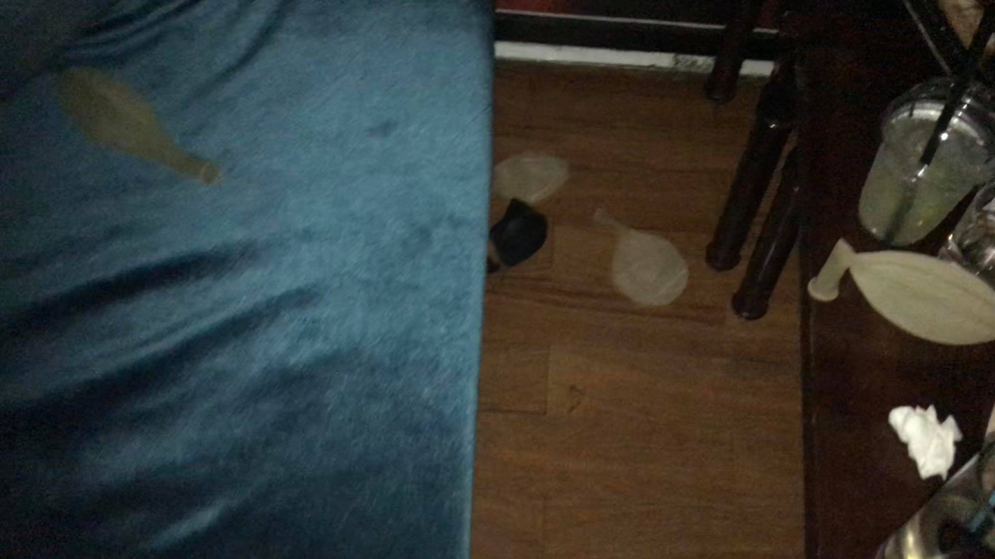 Clip: Một số quán cà phê Hà Nội ngang nhiên bán bóng cười ngay tại vỉa hè, nếu thích có thể mua cả bình mang lên ô tô