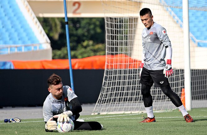 Tuyển Việt Nam: Số 1 không dành chỗ cho Bùi Tiến Dũng?