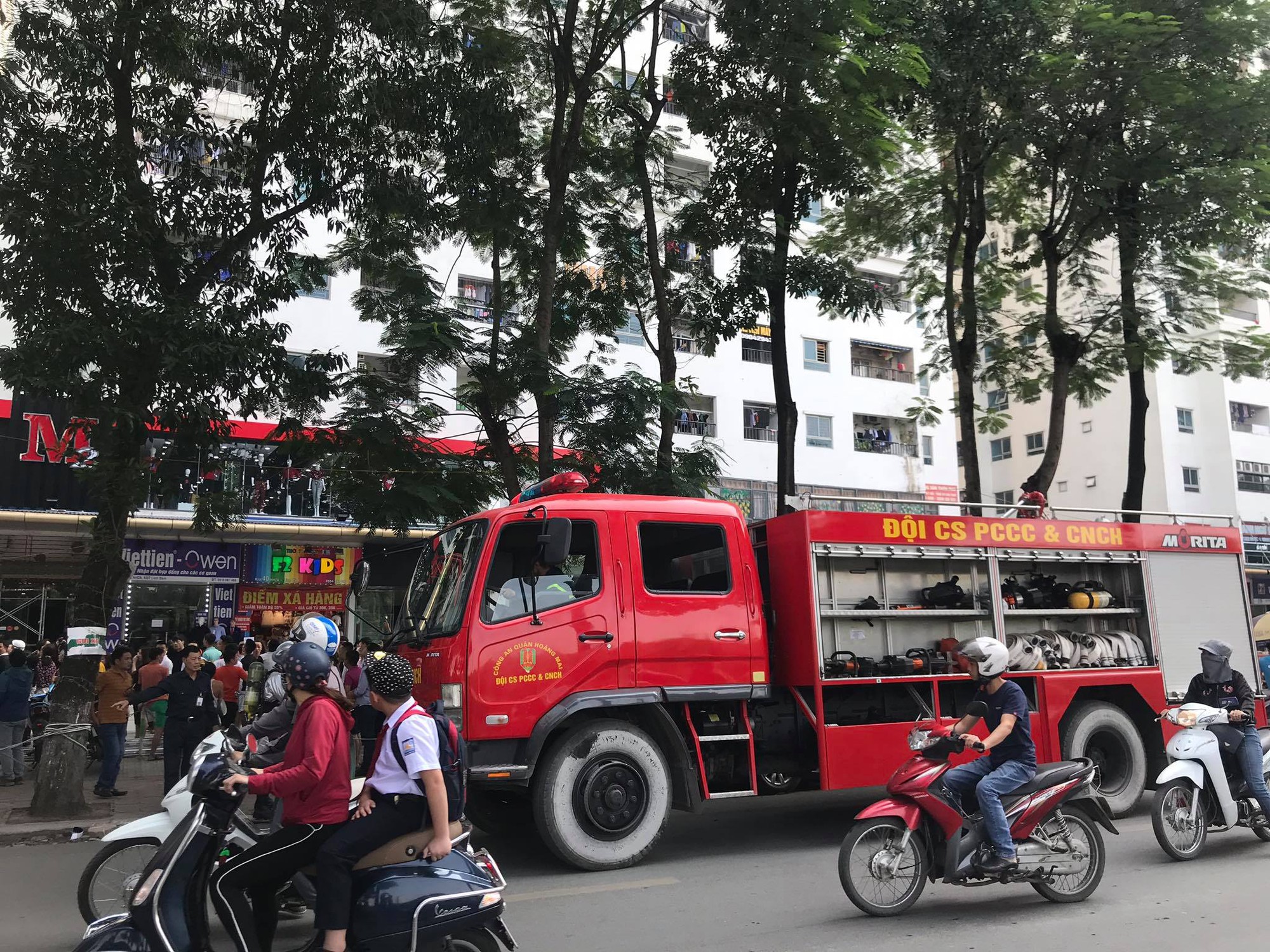 Hà Nội: Cháy căn hộ tầng 31 chung cư Linh Đàm, hàng trăm cư dân ôm theo trẻ nhỏ sơ tán ra ngoài