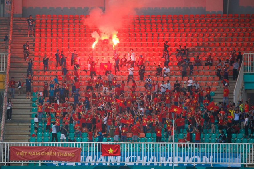 Từ vụ VFF nhận án phạt 12.500USD: Nói không với pháo sáng!