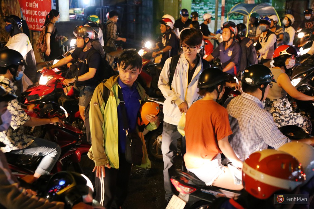 Kẹt xe kinh hoàng sau cơn mưa chiều ở Sài Gòn, trẻ em mệt mỏi ngủ trên xe máy