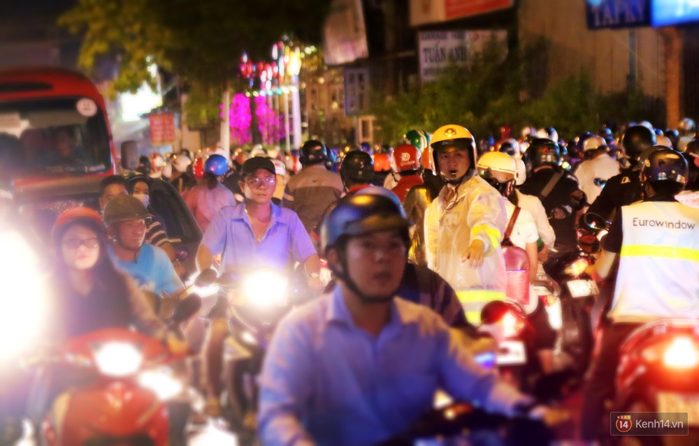 Kẹt xe kinh hoàng sau cơn mưa chiều ở Sài Gòn, trẻ em mệt mỏi ngủ trên xe máy