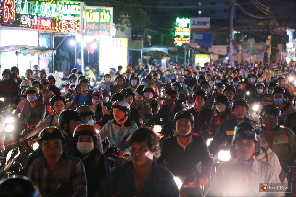 Kẹt xe kinh hoàng sau cơn mưa chiều ở Sài Gòn, trẻ em mệt mỏi ngủ trên xe máy