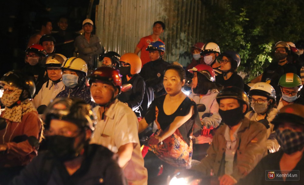 Kẹt xe kinh hoàng sau cơn mưa chiều ở Sài Gòn, trẻ em mệt mỏi ngủ trên xe máy