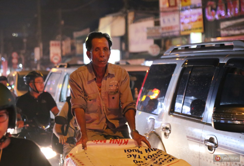 Kẹt xe kinh hoàng sau cơn mưa chiều ở Sài Gòn, trẻ em mệt mỏi ngủ trên xe máy