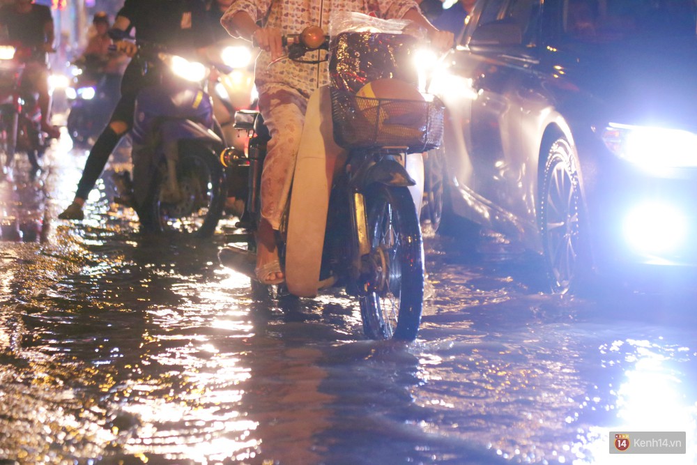 Kẹt xe kinh hoàng sau cơn mưa chiều ở Sài Gòn, trẻ em mệt mỏi ngủ trên xe máy