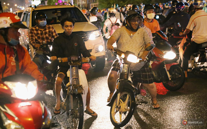 Kẹt xe kinh hoàng sau cơn mưa chiều ở Sài Gòn, trẻ em mệt mỏi ngủ trên xe máy