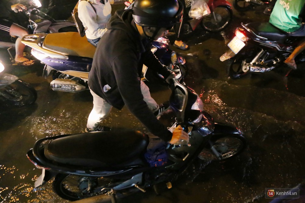 Kẹt xe kinh hoàng sau cơn mưa chiều ở Sài Gòn, trẻ em mệt mỏi ngủ trên xe máy