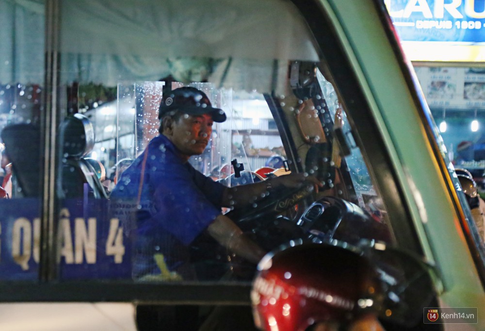 Kẹt xe kinh hoàng sau cơn mưa chiều ở Sài Gòn, trẻ em mệt mỏi ngủ trên xe máy