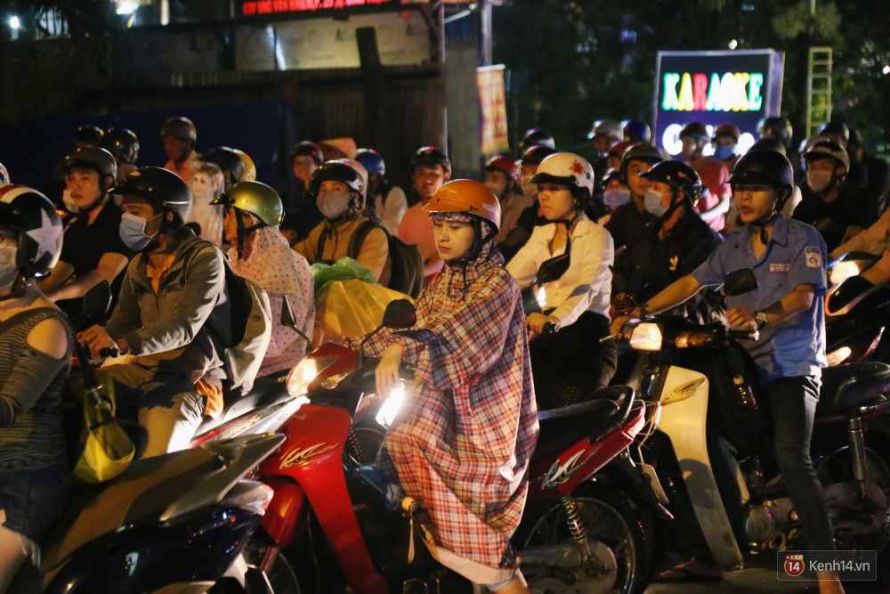 Kẹt xe kinh hoàng sau cơn mưa chiều ở Sài Gòn, trẻ em mệt mỏi ngủ trên xe máy