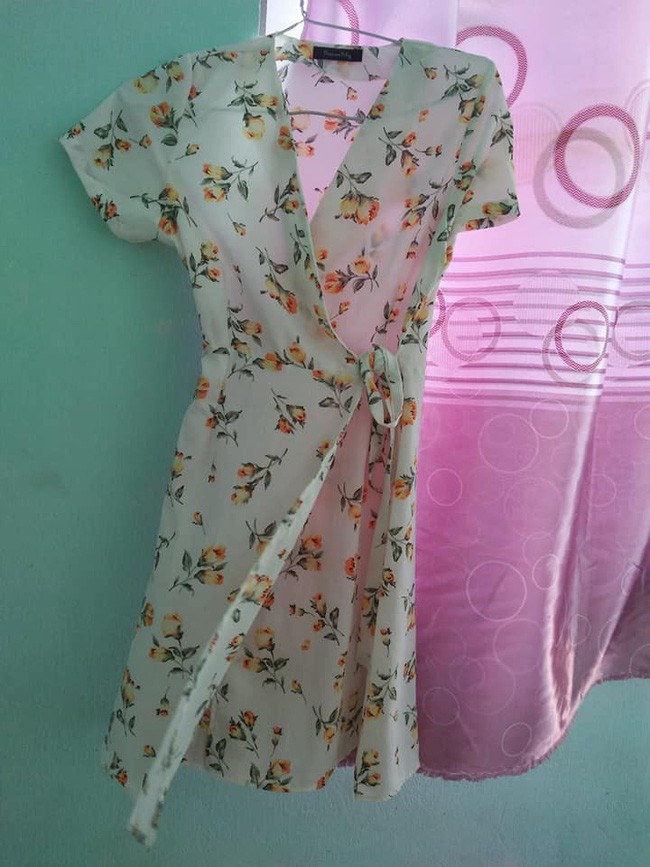 Vợ trẻ hào hứng khoe chồng tặng quà đắt tiền, nhưng chị em lại chỉ chú ý tới chiếc váy hoa mỏng tang