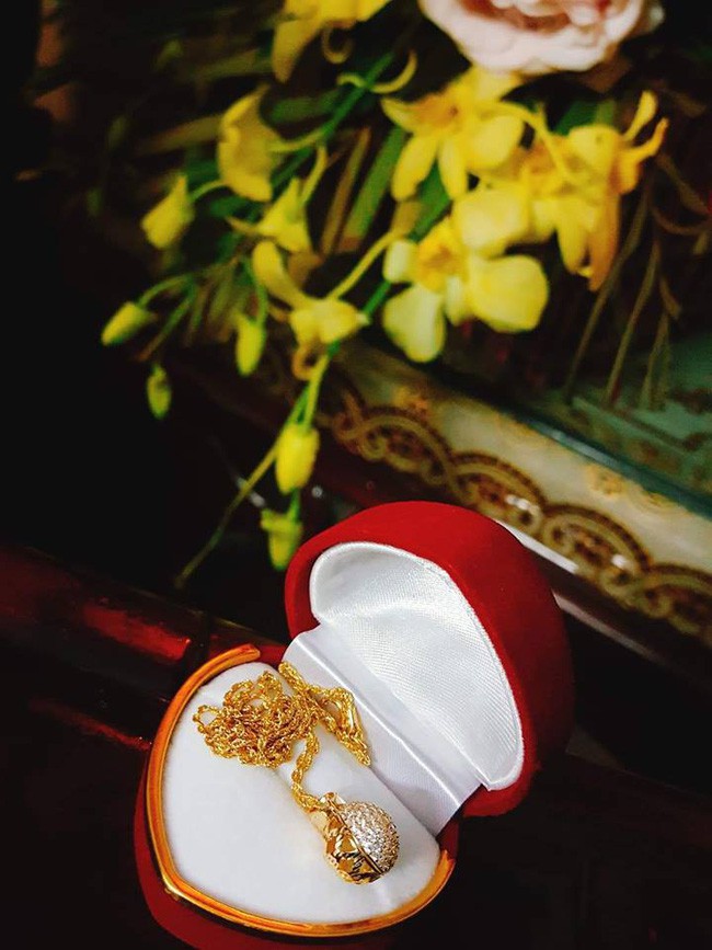 Vợ trẻ hào hứng khoe chồng tặng quà đắt tiền, nhưng chị em lại chỉ chú ý tới chiếc váy hoa mỏng tang