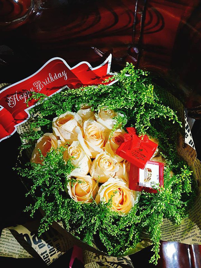 Vợ trẻ hào hứng khoe chồng tặng quà đắt tiền, nhưng chị em lại chỉ chú ý tới chiếc váy hoa mỏng tang