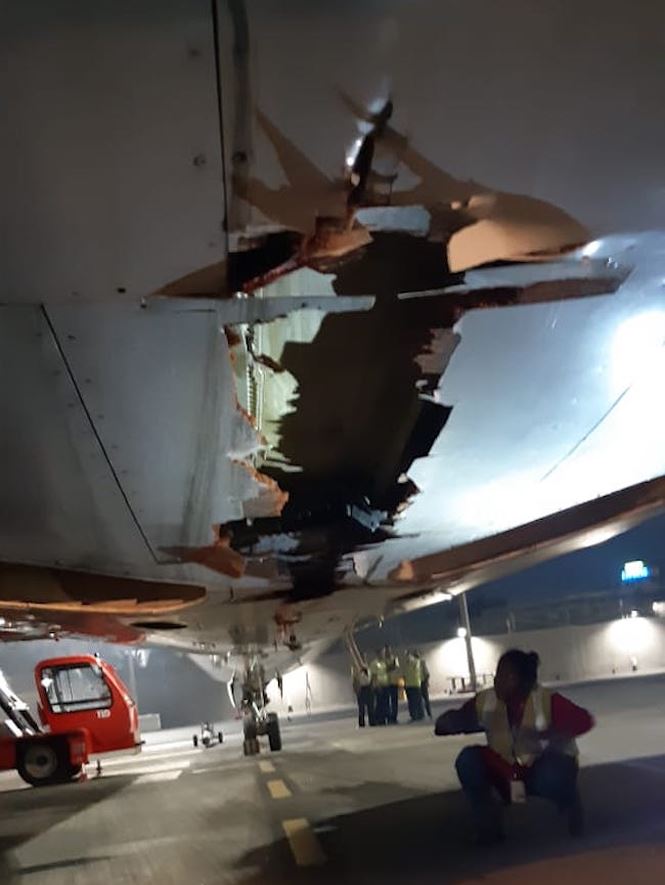 Máy bay chở 136 hành khách đâm trúng tường vẫn vô tư cất cánh