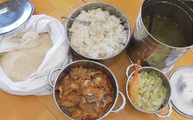 Phụ huynh lọt được vào trường và chứng kiến con ăn cơm mốc: Do gạo ruộng, không hóa chất? Phụ huynh lọt được vào trường và chứng kiến con ăn cơm mốc: Do gạo ruộng, không hóa chất?