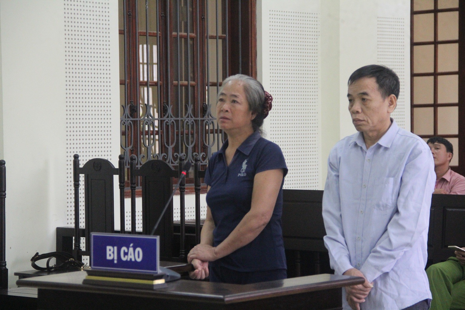 Thiếu tiền tiêu xài, cụ bà bán con gái của chị sang Trung Quốc