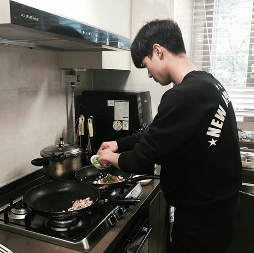 Bộ ảnh chứng minh chúng ta chắc chắn là một cặp trời sinh: Anh thì giỏi nấu, em thì giỏi ăn! Bộ ảnh chứng minh chúng ta chắc chắn là một cặp trời sinh: Anh thì giỏi nấu, em thì giỏi ăn!