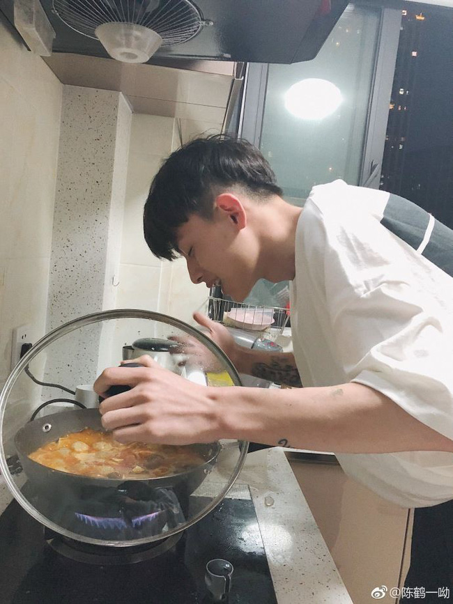 Bộ ảnh chứng minh chúng ta chắc chắn là một cặp trời sinh: Anh thì giỏi nấu, em thì giỏi ăn! Bộ ảnh chứng minh chúng ta chắc chắn là một cặp trời sinh: Anh thì giỏi nấu, em thì giỏi ăn!