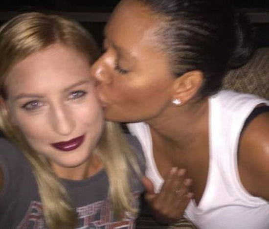 Nữ bảo mẫu sẵn sàng công khai video quan hệ tập thể với vợ chồng Mel B