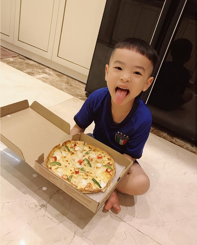 Sang Mỹ chữa bệnh nhưng Phạm Hương liên tục gây chú ý khi đăng ảnh về một cậu bé đáng yêu