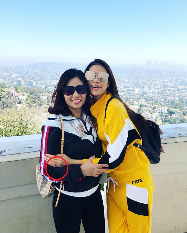 Tảng lờ chuyện sang Mỹ sinh con nhưng Phạm Hương lại để lộ chiếc nhẫn lạ trên ngón tay áp út Tảng lờ chuyện sang Mỹ sinh con nhưng Phạm Hương lại để lộ chiếc nhẫn lạ trên ngón tay áp út