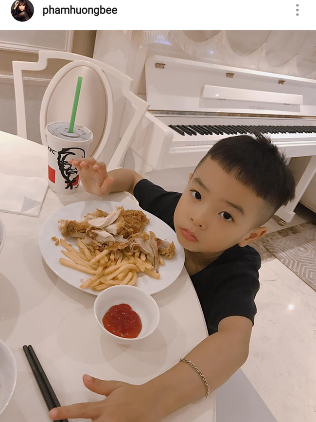 Sang Mỹ chữa bệnh nhưng Phạm Hương liên tục gây chú ý khi đăng ảnh về một cậu bé đáng yêu Sang Mỹ chữa bệnh nhưng Phạm Hương liên tục gây chú ý khi đăng ảnh về một cậu bé đáng yêu