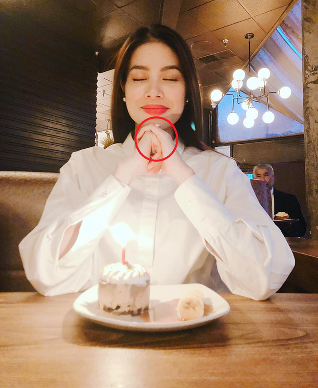 Tảng lờ chuyện sang Mỹ sinh con nhưng Phạm Hương lại để lộ chiếc nhẫn lạ trên ngón tay áp út Tảng lờ chuyện sang Mỹ sinh con nhưng Phạm Hương lại để lộ chiếc nhẫn lạ trên ngón tay áp út
