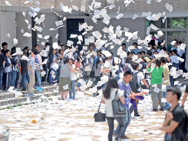 Bạn sẽ chẳng than vãn thi cử áp lực nữa nếu biết học sinh ở những quốc gia này còn phải trải qua kỳ thi khốc liệt hơn nhiều